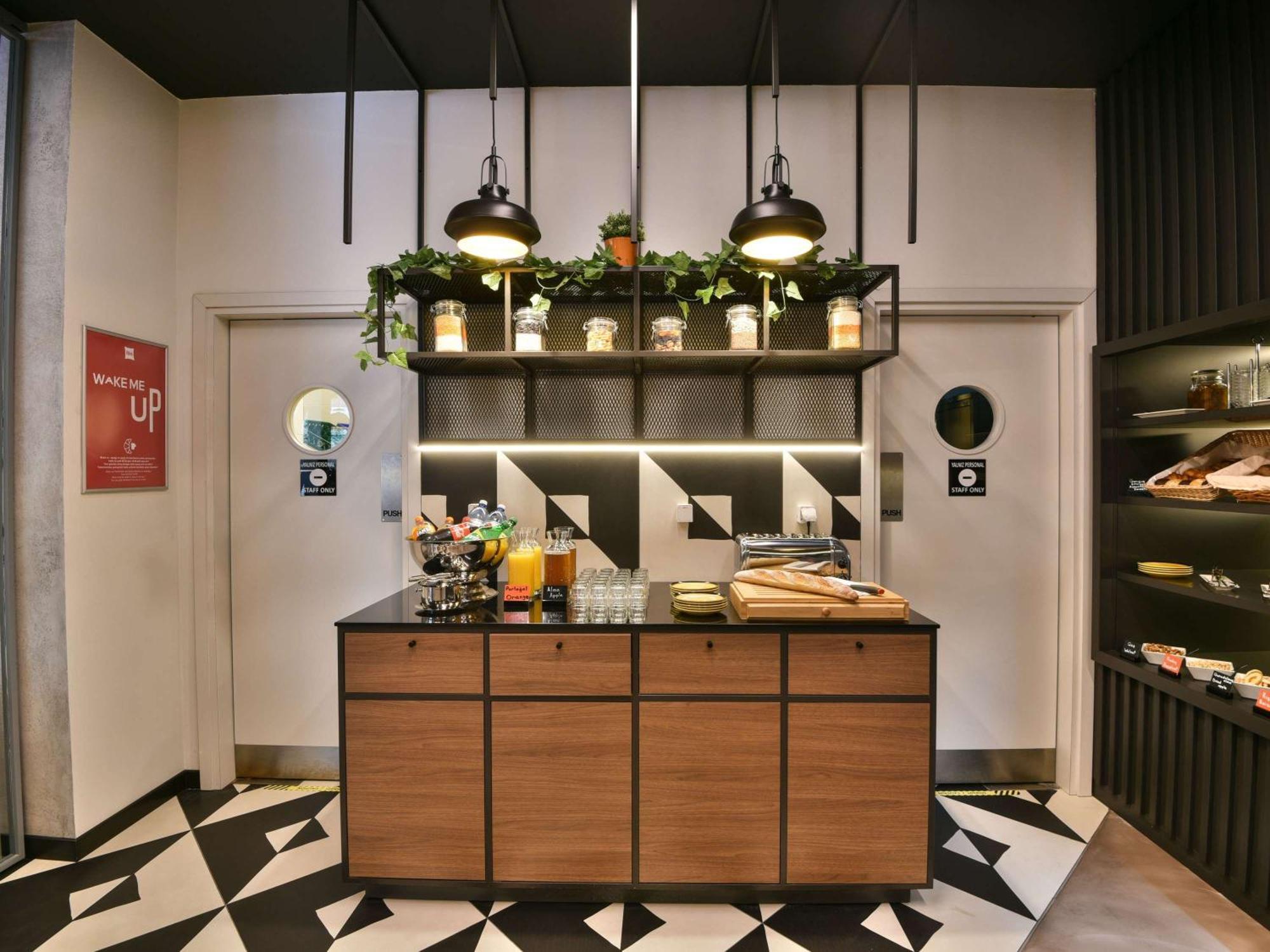 ibis Baku City Bagian luar foto